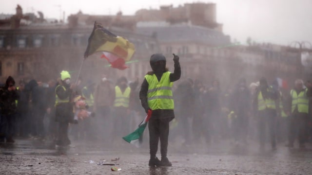 Seorang demonstran "Rompi Kuning" saat terjadi bentrokan di Paris, Prancis Sabtu (12/1/2019). (Foto: REUTERS/Christian Hartmann)