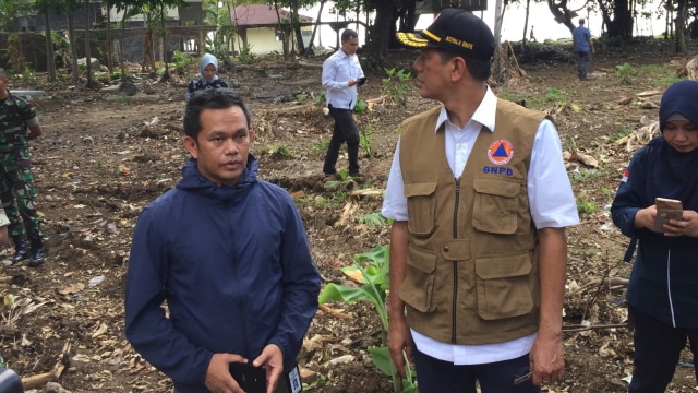Doni Monardo bersama peneliti tsunami KKP Abdul Muhari (jaket hitam) di Carita, Pandeglang, Banten.  (Foto: Fachrul Irwinsyah/kumparan)