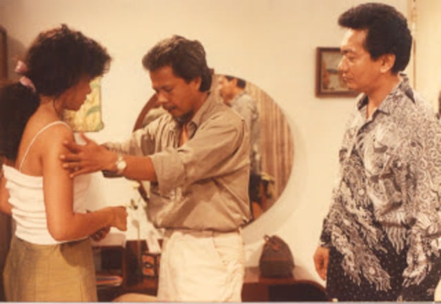 Nurul Arifin & Deddy Mizwar saat diarahkan Edward P Sirait untuk film 2 DARI 3 LAKI-LAKI (1989) (Foto: FILM_Indonesia/twitter)