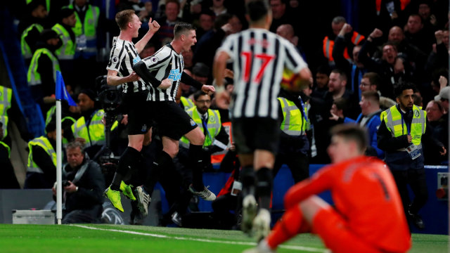 Pemain Newcastle United, Ciaran Clark selebrasi gol nya dengan Sean Longstaff saat membobol gawang Chelsea.  (Foto: Reuters/Andrew Couldridge)