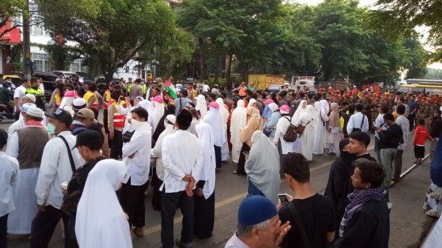 Massa padati lokasi tablig akbar 212 Solo Raya. (Foto: dok. kumparan)