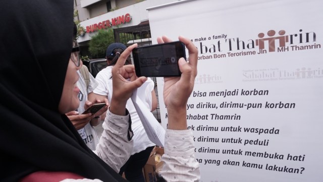 Komunitas korban bom Thamrin bernama 'Sahabat Thamrin' menyampaikan sikap di depan Starbucks, Jalan MH Thamrin, Jakarta, Minggu (13/1). (Foto: Jamal Ramadhan/kumparan)