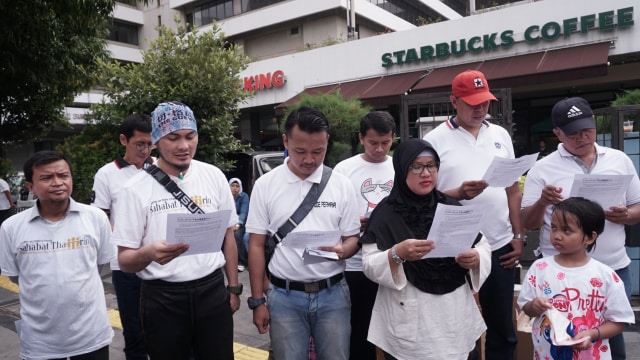 Komunitas korban bom Thamrin bernama 'Sahabat Thamrin' menyampaikan sikap di depan Starbucks, Jalan MH Thamrin, Jakarta, Minggu (13/1).
 (Foto: Jamal Ramadhan/kumparan)