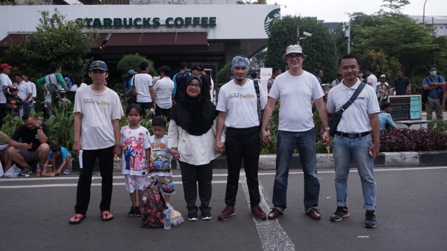 Komunitas korban bom Thamrin bernama 'Sahabat Thamrin' menyampaikan sikap di depan Starbucks, Jalan MH Thamrin, Jakarta, Minggu (13/1). (Foto: Jamal Ramadhan/kumparan)