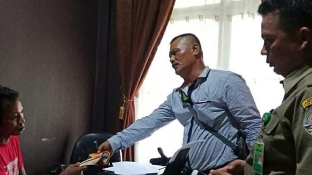 Tersangka AR diamankan di Polda Riau. (Foto: dok. Istimewa)