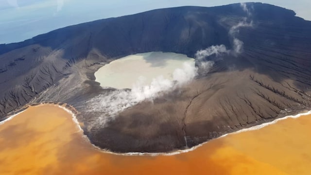 Situasi terkini Gunung Anak Krakatau, Minggu (13/1). (Foto: dok. Badan Nasional Penanggulangan Bencana)