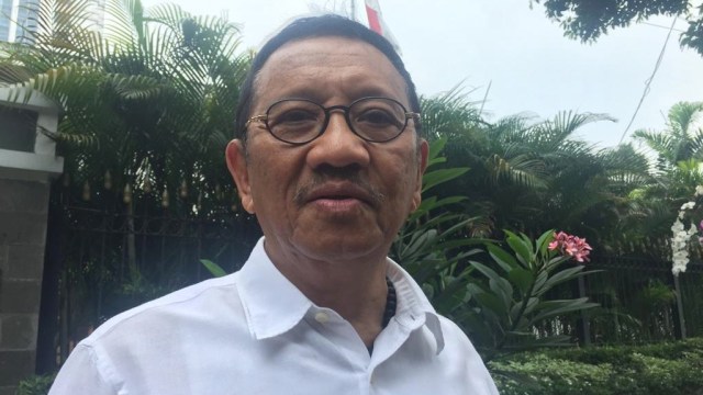 Sekjen INACA, Tengku Burhanudin di Kediaman Rumah Dinas Menteri Perhubungan Budi Karya Sumadi. (Foto: Ema Fitriyani/kumparan)