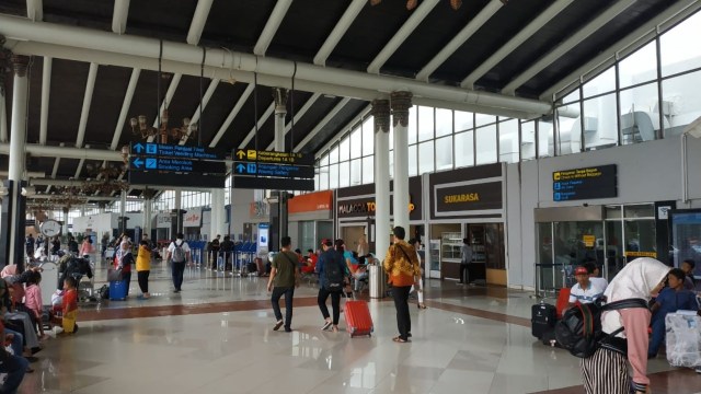 Suasana di Terminal 1 Keberangkatan di Bandara Soekarno-Hatta, Tangerang, Minggu (13/1). (Foto:  Maulana Ramadhan/kumparan)