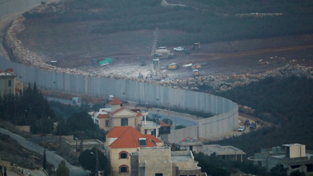 Peralatan pengeboran Israel terlihat di sebelah perbatasan dengan Lebanon, dekat desa Lebanon Kfar Kila. (Foto: REUTERS/ Ronen Zvulun)