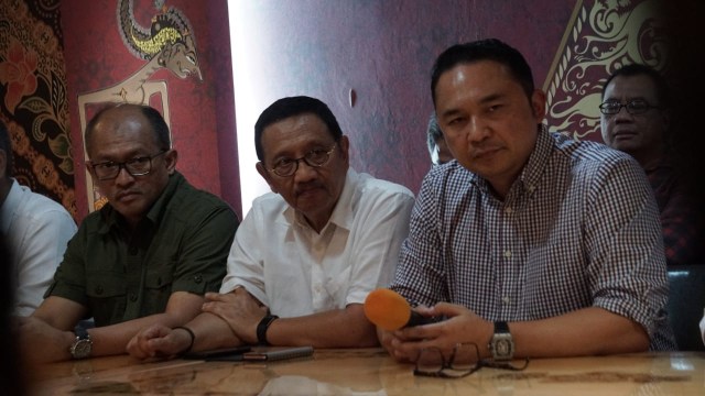 Presdir Sriwijaya Joseph Saul, Sekjen INACA Tengku Burhanudin, Ketua INACA Askhara Danadiputra, (kiri ke kanan) dalam konpers harga tiket pesawat di Restoran Batik Kuring, SCBD, Jakarta, Minggu (13/1). (Foto: Jamal Ramadhan/kumparan)