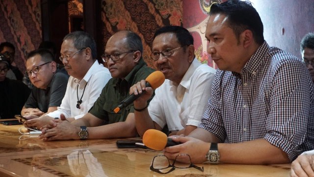 Direktur Niaga Air Asia Rifai Taberi, Dirut Citylink Juliandra, Presdir Sriwijaya Joseph Saul, Sekjen INACA Tengku Burhanudin, Ketua INACA Askhara Danadiputra (kiri ke kanan) dalam konpers harga tiket pesawat di Restoran Batik Kuring, SCBD, Jakarta, Minggu (13/1). (Foto: Jamal Ramadhan/kumparan)