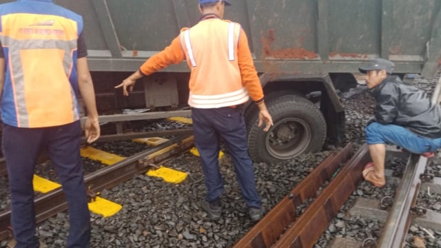 Sebuah truk  masuk jalur kereta api di dekat Stasiun Citayam.  (Foto: Dok. PT KCI)