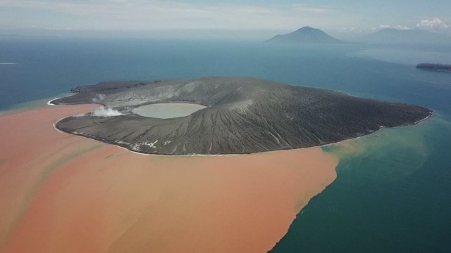 Penampakan Gunung Anak Krakatau, 11 Januari 2019. (Foto: James Reynolds, @EarthUncutTV/Twitter)