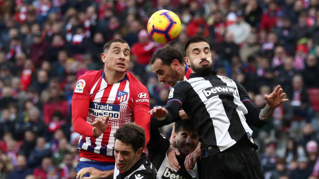 Duel para pemain Atletico dan Levante. (Foto: Sergio Perez/Reuters)