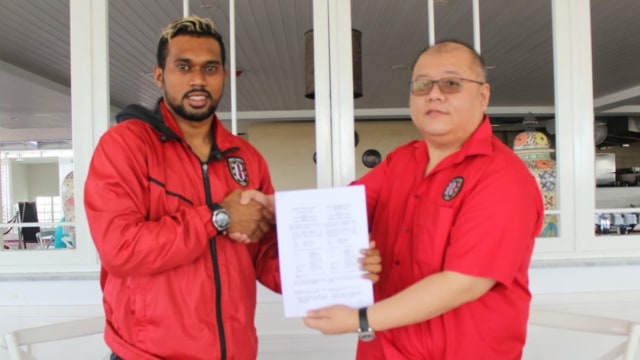 Samuel Reimas (kiri) saat menandatangani kontrak dengan Bali United. (Foto: Baliutd.com)