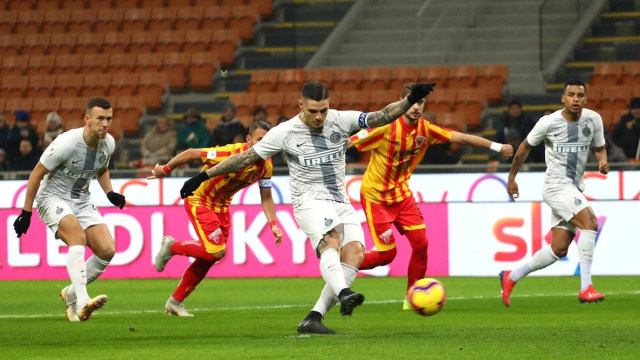 Kapten Inter Milan, Mauro Icardi, mencetak gol penalti ke gawang Benevento. (Foto: Twitter: Inter)