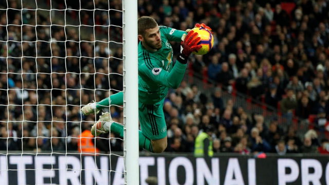 De Gea lakukan penyelamatan di laga lawan Spurs. (Foto: Reuters/John Sibley )