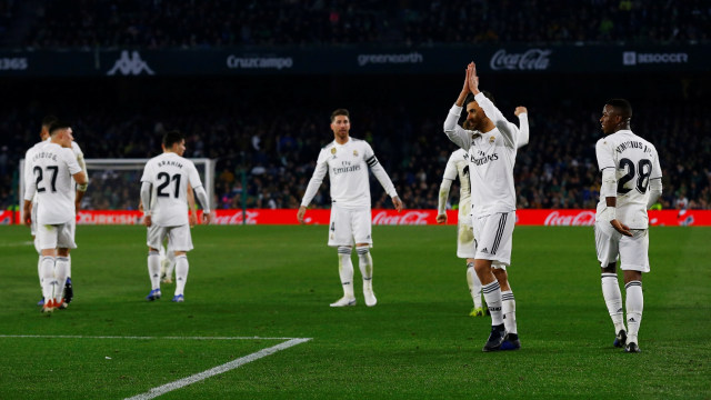 Gestur pemain Real Madrid, Dani Ceballos, usai mencetak gol ke gawang Real Betis. (Foto: REUTERS/Marcelo Del Pozo)