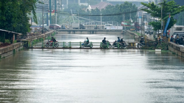 Kondisi jembatan Haji Santung nampak telah sejajar dengan permukaan air Kalimalang. (Foto: Iqbal Firdaus/kumparan)