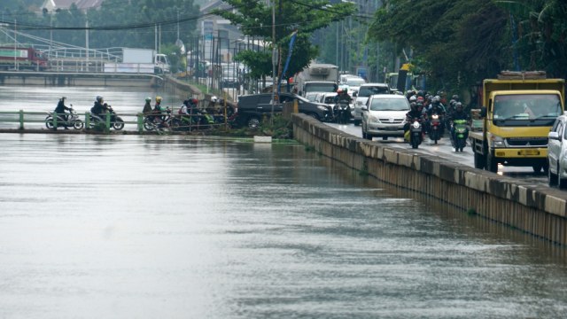 Kondisi jembatan Haji Santung nampak telah sejajar dengan permukaan air Kalimalang. (Foto: Iqbal Firdaus/kumparan)