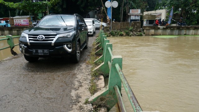 Sejumlah kendaraan yang nekat melewati jembatan Haji Santung, Kalimalang, Senin (14/1). (Foto: Iqbal Firdaus/kumparan)