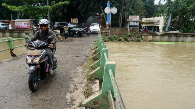 Sejumlah kendaraan yang nekat melewati jembatan Haji Santung, Kalimalang, Senin (14/1). (Foto: Iqbal Firdaus/kumparan)