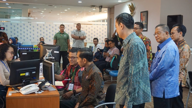 Presiden Jokowi (Ketiga kanan) tinjau layanan OSS di Kantor BKPM. Foto:  Yudhistira Amran Saleh/kumparan