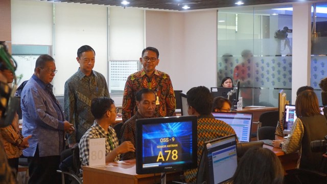 Presiden Jokowi (kedua kanan) tinjau layanan OSS di Kantor BKPM. (Foto:  Yudhistira Amran Saleh/kumparan)
