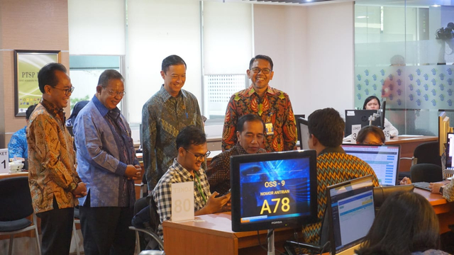 Presiden Jokowi (kedua kanan) tinjau layanan OSS di Kantor BKPM. Foto:  Yudhistira Amran Saleh/kumparan