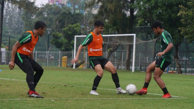 Pemain Timnas U-22 melakukan sesi latihan dalam rangka persiapan jelang Piala AFF U-22 mendatang di lapangan ABC, Senayan, Jakarta, Senin (14/1).  (Foto: Fanny Kusumawardhani/kumparan)
