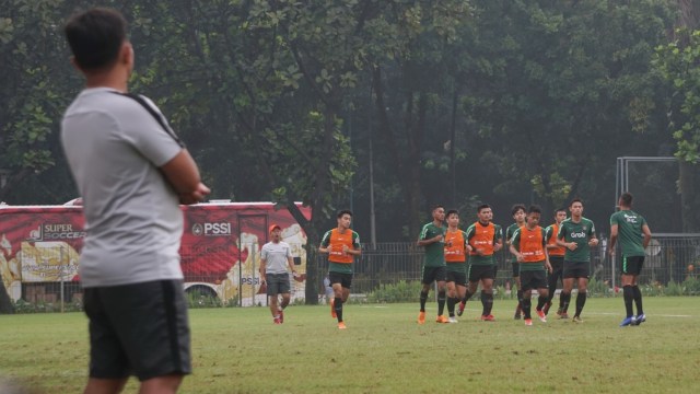 Pemain Timnas U-22 melakukan sesi latihan dalam rangka persiapan jelang Piala AFF U-22 mendatang di lapangan ABC, Senayan, Jakarta, Senin (14/1).  (Foto: Fanny Kusumawardhani/kumparan)