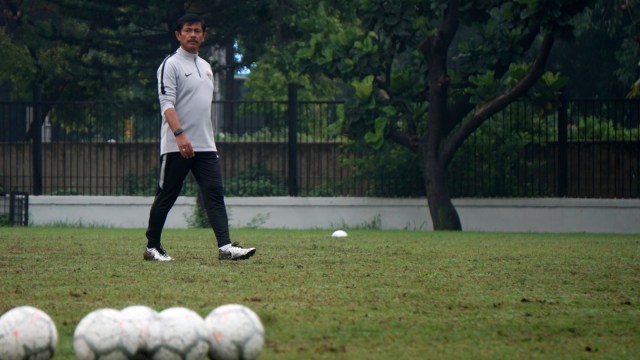 Pelatih Timnas U-22 Indra Sjafri pada sesi latihan Timnas U-22 di lapangan ABC, Senayan, Jakarta, Senin (14/1). (Foto: Fanny Kusumawardhani/kumparan)
