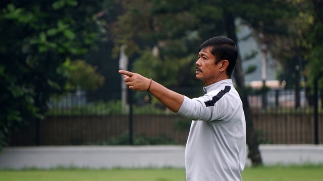 Pelatih Timnas U-22 Indra Sjafri pada sesi latihan Timnas U-22 di lapangan ABC, Senayan, Jakarta, Senin (14/1). Foto: Fanny Kusumawardhani/kumparan