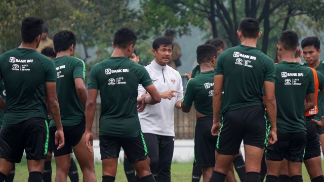 Pelatih Timnas U-22 Indra Sjafri bersama Pemain Timnas U-22 melakukan sesi latihan di lapangan ABC, Senayan, Jakarta, Senin (14/1). (Foto: Fanny Kusumawardhani/kumparan)