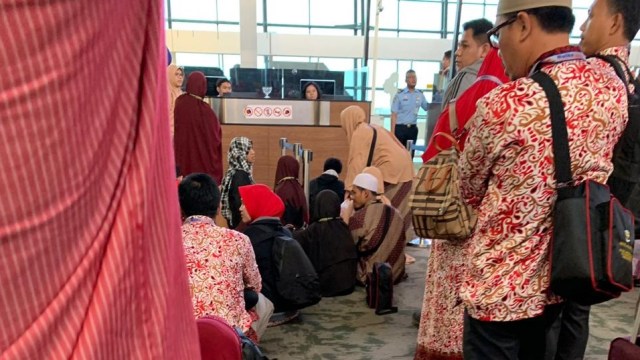 Suasana antrean di Imigrasi terminal 3 Soetta karena komputer gangguan. (Foto: Dok. Istimewa)