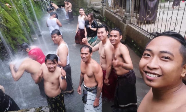 Ritual Melukat Sekaligus Berwisata di Pura Tirta Sudamala
 (1)