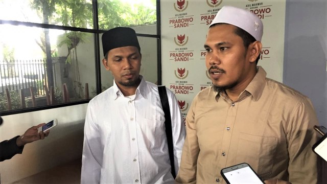 Ketua Ikatan Dai Aceh (kanan) TGK Marsyudin Ishak di Media Center Prabowo-Sandi, Jakarta Selatan. (Foto: Ferry Fadhlurrahman/kumparan)