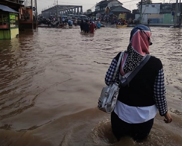 Banjir menggenangi jalan menuju daerah Dayeuhkolot, Kabupaten Bandung, Senin (14/1/2019). (Foto: istimewa)
