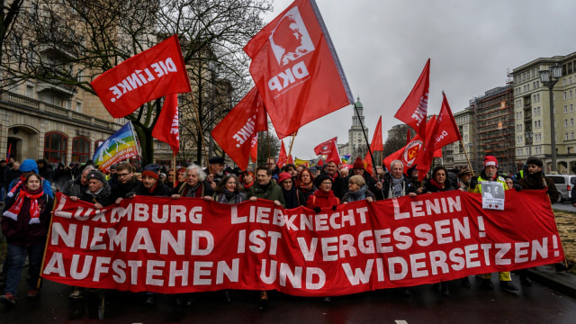 Para demonstran membawa banner yang bertuliskan "Luxemburg, Liebknecht, dan Lenin tidak akan terlupakan, berdiri dan melawan!" di Berlin, Jerman, Minggu (13/1/2019). (Foto: AFP/JOHN MACDOUGALL )