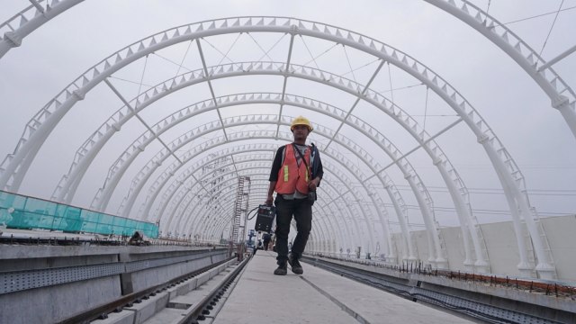Petugas proyek LRT Jabodebek di pembangunan Stasiun Taman Mini, Jakarta Timur, Senin (14/1). (Foto: Jamal Ramadhan/kumparan)