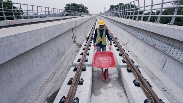 Proyek LRT Jabodebek yang direncanakan beroperasi pada 2019 di Stasiun Taman Mini. Foto: Jamal Ramadhan/kumparan