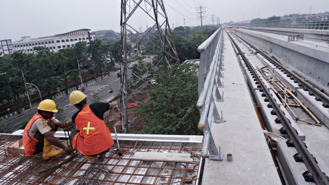 Proyek LRT Jabodebek yang direncanakan beroperasi pada 2019 di Stasiun Taman Mini. Foto: Jamal Ramadhan/kumparan