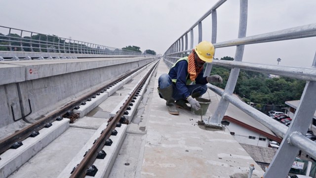 Petugas proyek LRT Jabodebek yang sedang bekerja di pembangunan Stasiun Taman Mini. (Foto: Jamal Ramadhan/kumparan)