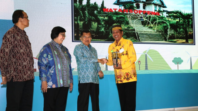 Wakil Presiden Jusuf Kalla (tengah) dan Menteri Lingkungan Hidup dan Kehutanan Siti Nurbaya (kiri)  beri Penghargaan Adipura ke Kepala Daerah. (Foto: Kevin Kurnianto/kumparan)