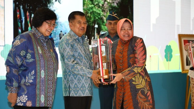 Wakil Presiden Jusuf Kalla (tengah) dan Menteri Lingkungan Hidup dan Kehutanan Siti Nurbaya (kiri) beri Penghargaan Adipura Kencana ke Walikota Surabaya Tri Rismaharini (kanan). (Foto: Kevin Kurnianto/kumparan)