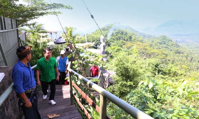 Bupati Klungkung Suwirta saat meninjau bukit Abah, Senin (14/1)- kanalbali/KR7