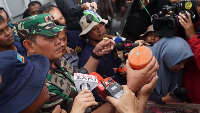 Panglima Koarmada I, Laksamana Muda TNI Yudo Margono menunjukkan Cockpit Voice Recorder (CVR) Lion Air JT-610 yang ditemukan di perairan Ujung Karawang, Bekasi, Senin (14/1). (Foto: Nugroho Sejati/kumparan)