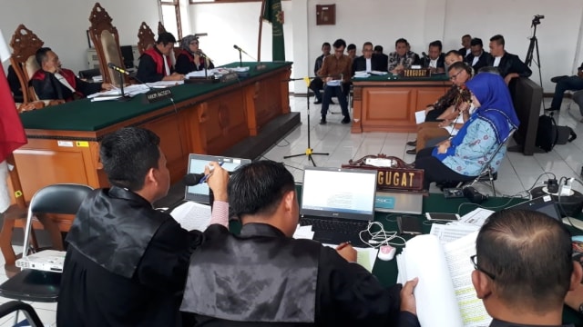 Bupati Bekasi Neneng Hasanah Yasin (Batik biru) bersaksi dalam perkara dugaan suap perizinan proyek Meikarta di Pengadilan Tipikor Bandung. (Foto: Dok. kumparan)