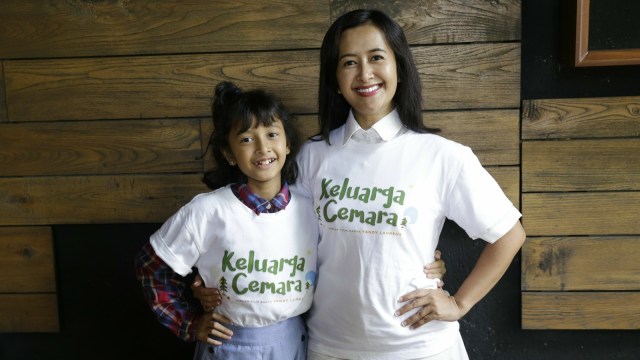 Penyanyi Widi B3 bersama anaknya Widuri Puteri saat hadir di syukuran film Keluarga Cemara di Kemang Jakarta Senin (14/1). (Foto: Ronny/kumparan)