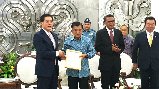Gubernur Ehime, Jepang (kiri) dan Wakil Presiden Jusuf Kalla(kanan). (Foto: Kevin Kurnianto/kumparan)